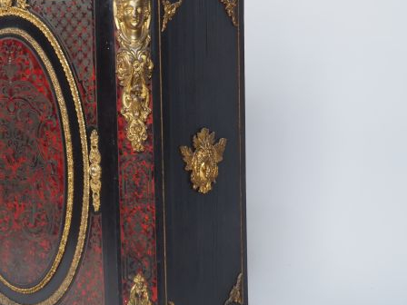 Meuble d'appui Napoléon III en marqueterie Boulle, fond d'écaille roug