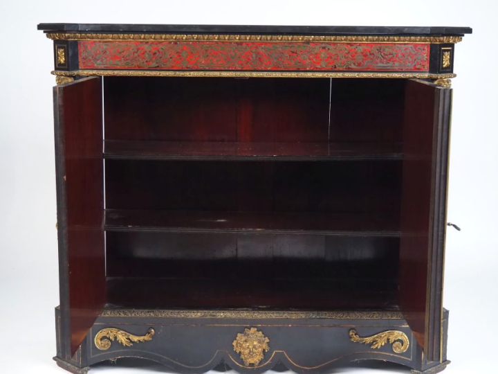 Meuble d'appui Napoléon III en marqueterie Boulle, fond d'écaille roug