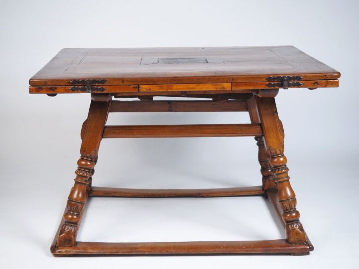 Table de changeur Suisse XVIIIème en noyer marqueté, quatre pieds obli