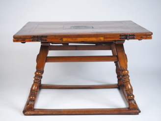 Vente aux enchères Table de changeur Suisse XVIIIème en noyer marqueté, quatre pieds obli