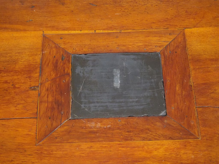 Table de changeur Suisse XVIIIème en noyer marqueté, quatre pieds obli