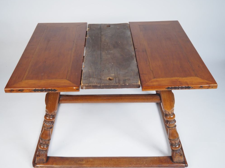 Table de changeur Suisse XVIIIème en noyer marqueté, quatre pieds obli