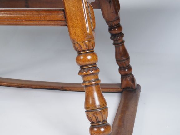 Table de changeur Suisse XVIIIème en noyer marqueté, quatre pieds obli