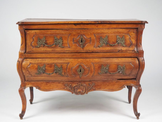 Vente aux enchères Commode Louis XV en noyer mouluré et sculpté, galbée sur les trois côt