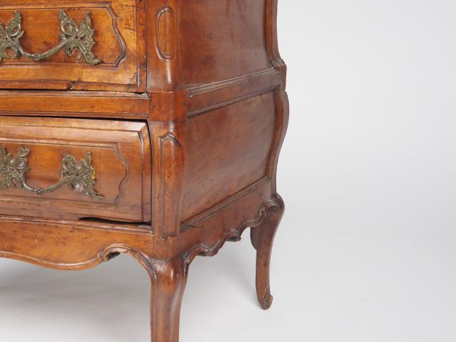Commode Louis XV en noyer mouluré et sculpté, galbée sur les trois côt