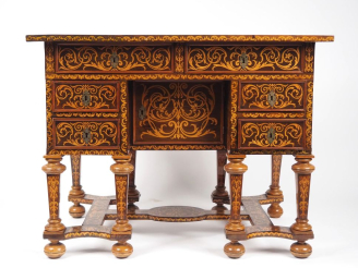 Vente aux enchères Bureau mazarin XVIIème en marqueterie, à décor de rinceaux feuillagés 