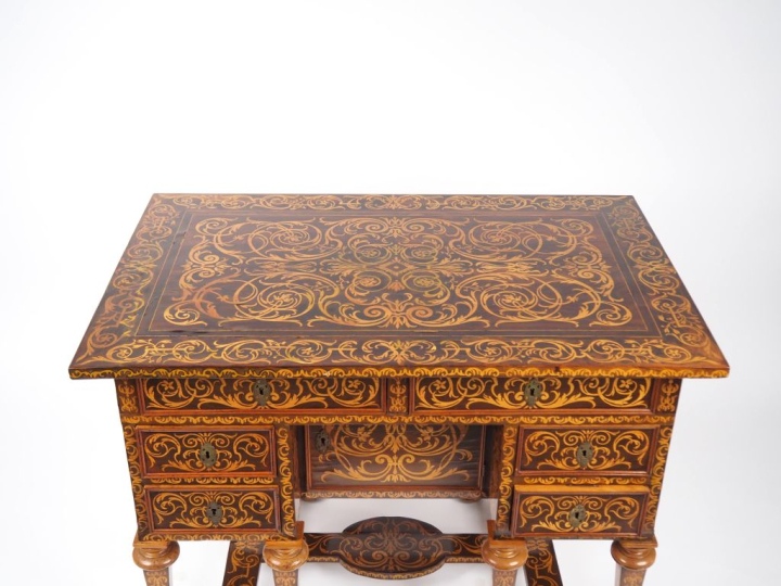 Bureau mazarin XVIIème en marqueterie, à décor de rinceaux feuillagés 