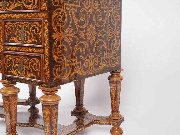 Bureau mazarin XVIIème en marqueterie, à décor de rinceaux feuillagés 