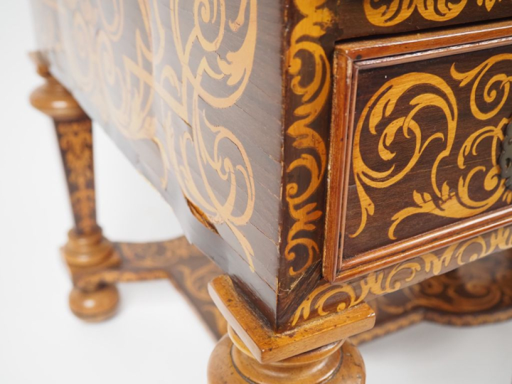 Bureau mazarin XVIIème en marqueterie, à décor de rinceaux feuillagés 