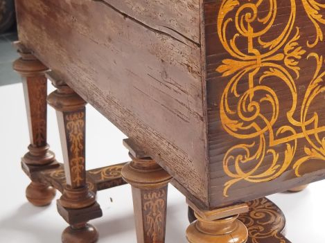 Bureau mazarin XVIIème en marqueterie, à décor de rinceaux feuillagés 