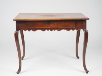 Vente aux enchères Table Louis XV en noyer, ceinture sinueuse, ouvrant à un tiroir, pieds