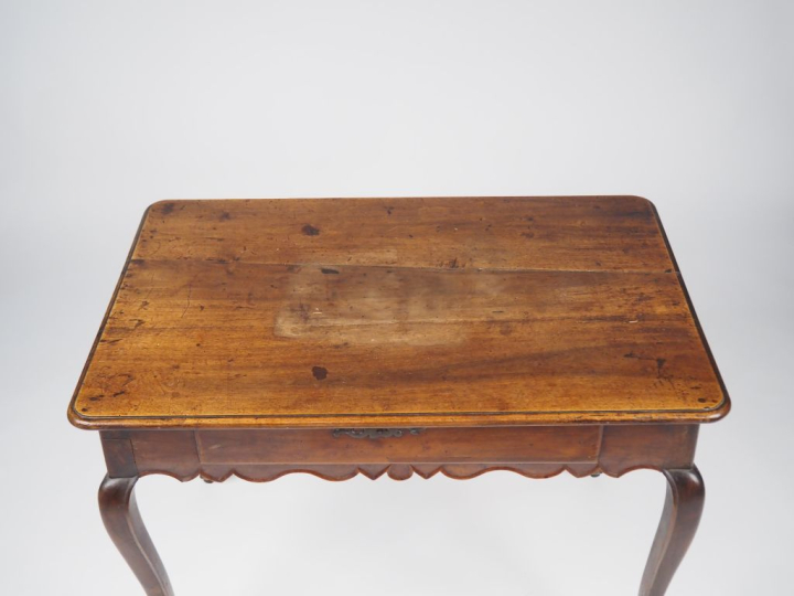 Table Louis XV en noyer, ceinture sinueuse, ouvrant à un tiroir, pieds