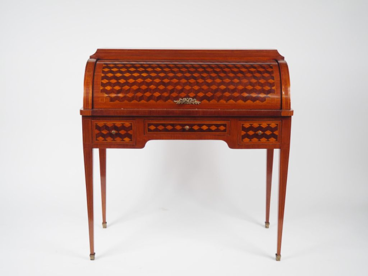Bureau cylindre Louis XVI en marqueterie,à  décor de cubes, ouvrant à 