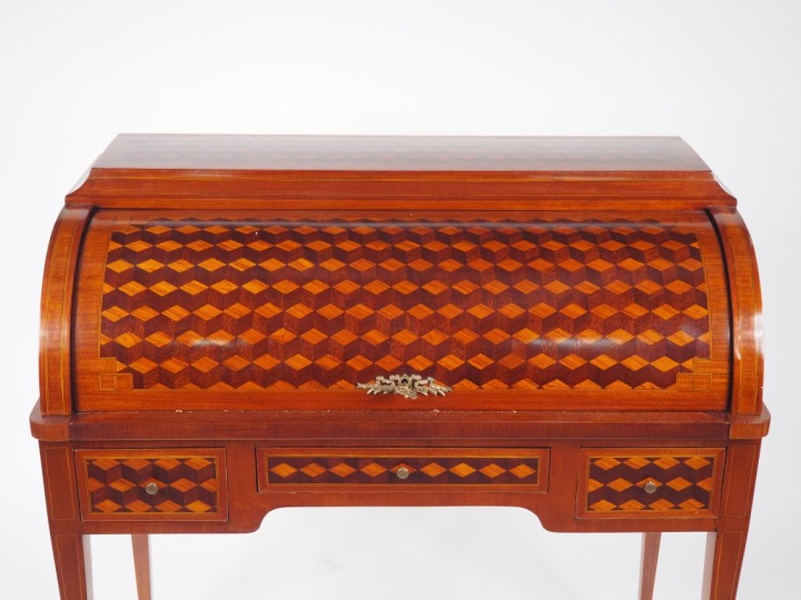 Bureau cylindre Louis XVI en marqueterie,à  décor de cubes, ouvrant à 