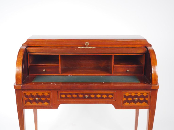 Bureau cylindre Louis XVI en marqueterie,à  décor de cubes, ouvrant à 