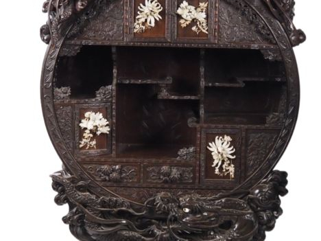 Cabinet japonais XIXème en bois sculpté, à décor sculpté et ajouré de 