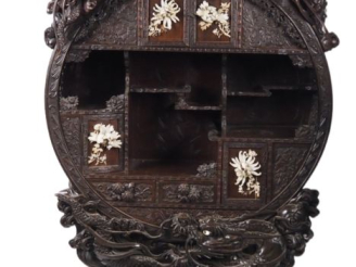 Vente aux enchères Cabinet japonais XIXème en bois sculpté, à décor sculpté et ajouré de 