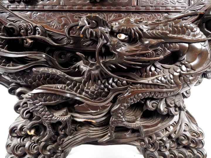 Cabinet japonais XIXème en bois sculpté, à décor sculpté et ajouré de 