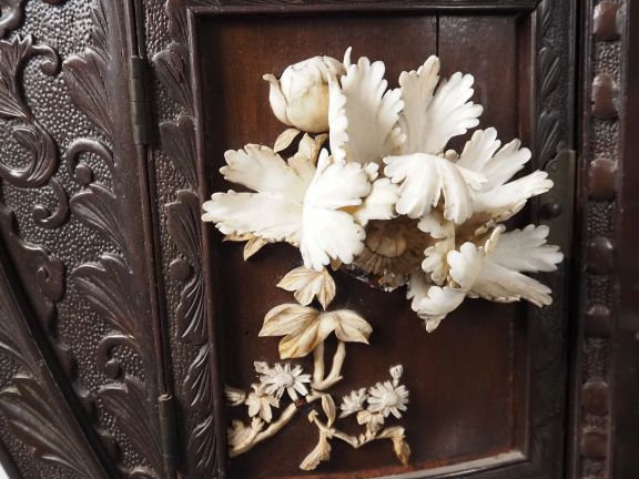 Cabinet japonais XIXème en bois sculpté, à décor sculpté et ajouré de 