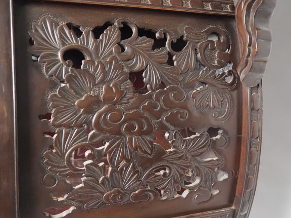 Cabinet japonais XIXème en bois sculpté, à décor sculpté et ajouré de 