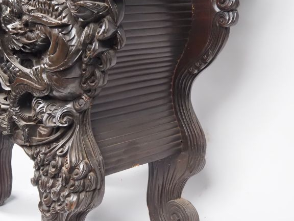Cabinet japonais XIXème en bois sculpté, à décor sculpté et ajouré de 