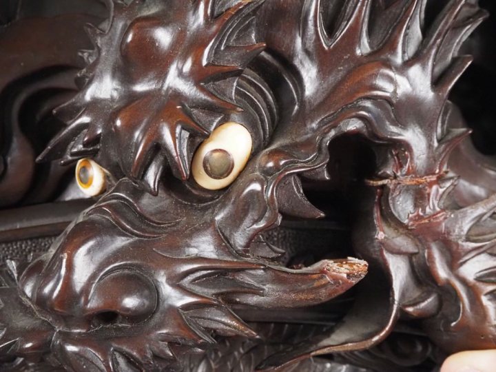 Cabinet japonais XIXème en bois sculpté, à décor sculpté et ajouré de 