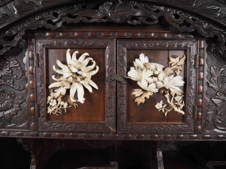 Cabinet japonais XIXème en bois sculpté, à décor sculpté et ajouré de 