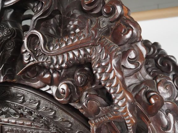 Cabinet japonais XIXème en bois sculpté, à décor sculpté et ajouré de 