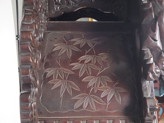 Cabinet japonais XIXème en bois sculpté, à décor sculpté et ajouré de 