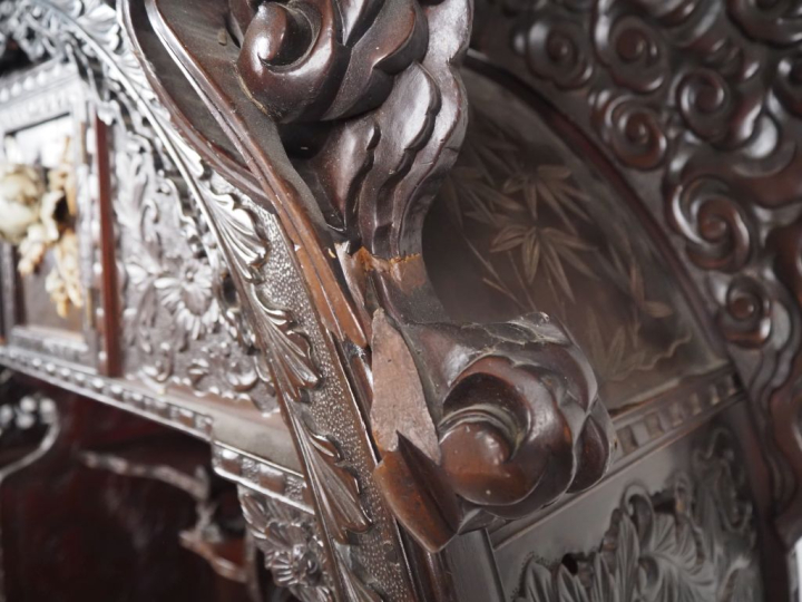 Cabinet japonais XIXème en bois sculpté, à décor sculpté et ajouré de 