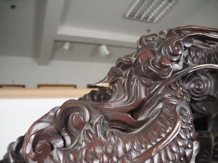 Cabinet japonais XIXème en bois sculpté, à décor sculpté et ajouré de 