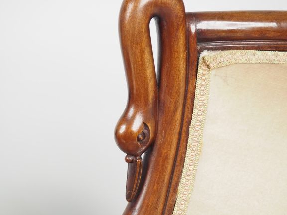 Mobilier de salon de style Empire en acajou, les dossiers à décor de c