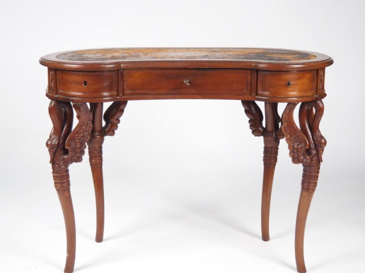 Table à écrire de forme rognon de style Empire en acajou, ouvrant à tr
