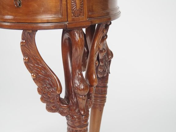Table à écrire de forme rognon de style Empire en acajou, ouvrant à tr