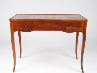 Vente aux enchères Table tric trac de style Louis XV en marqueterie à décor de damier. (f