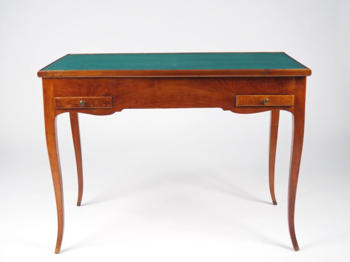 Table tric trac de style Louis XV en marqueterie à décor de damier. (f