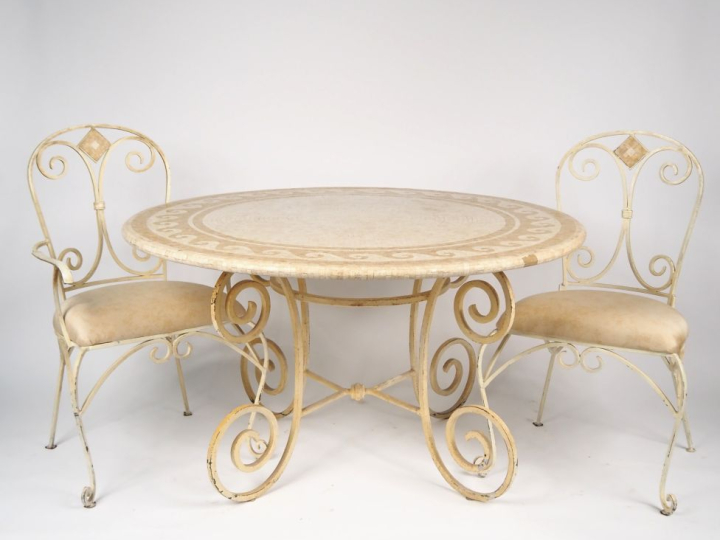 Table piétement en fer forgé laqué blanc et 4 chaises assorties