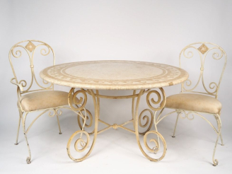 Vente aux enchères Table piétement en fer forgé laqué blanc et 4 chaises assorties