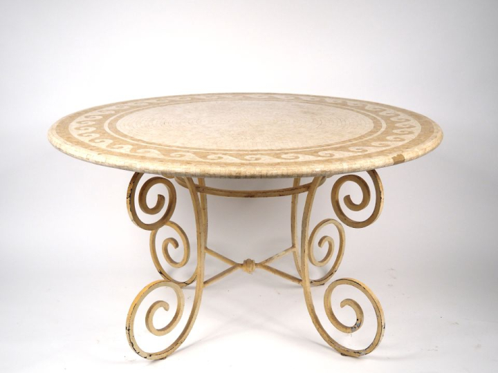 Table piétement en fer forgé laqué blanc et 4 chaises assorties
