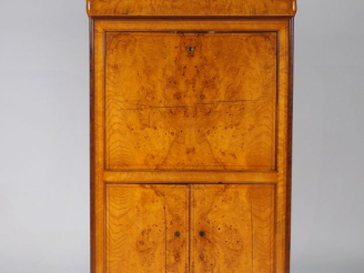 Vente aux enchères Secrétaire à abattant Charles X en loupe d'orme et filets d'amarante, 