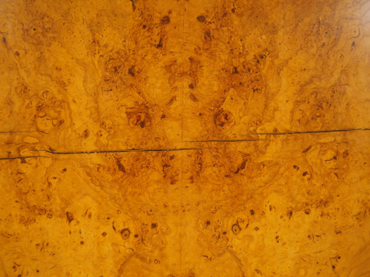 Secrétaire à abattant Charles X en loupe d'orme et filets d'amarante, 