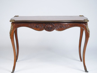 Vente aux enchères Table de salon Napoléon III en noyer et placage de noyer, belle orneme