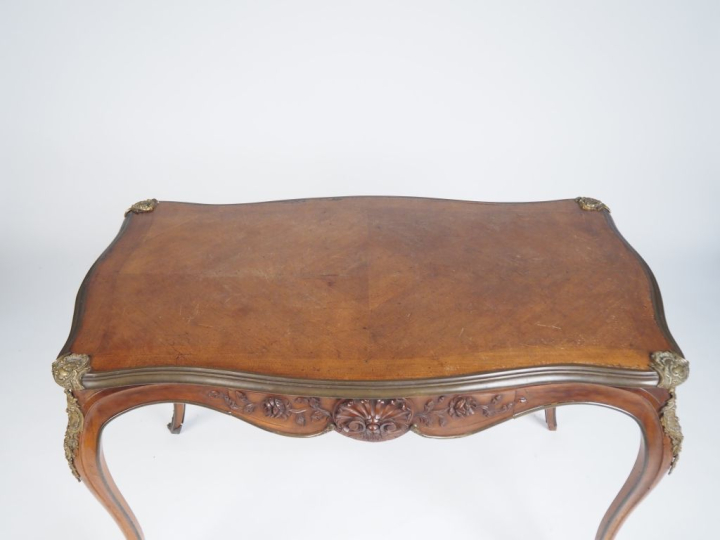 Table de salon Napoléon III en noyer et placage de noyer, belle orneme