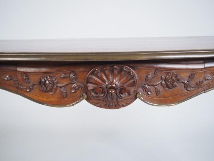 Table de salon Napoléon III en noyer et placage de noyer, belle orneme
