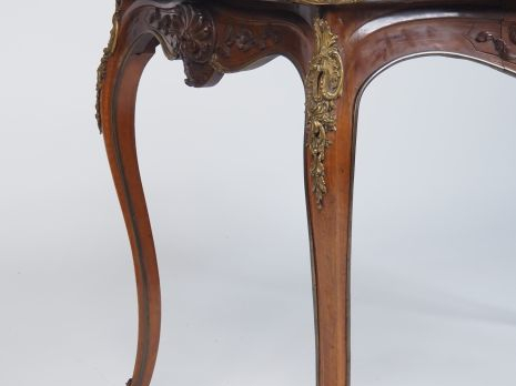 Table de salon Napoléon III en noyer et placage de noyer, belle orneme