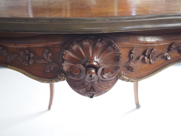Table de salon Napoléon III en noyer et placage de noyer, belle orneme