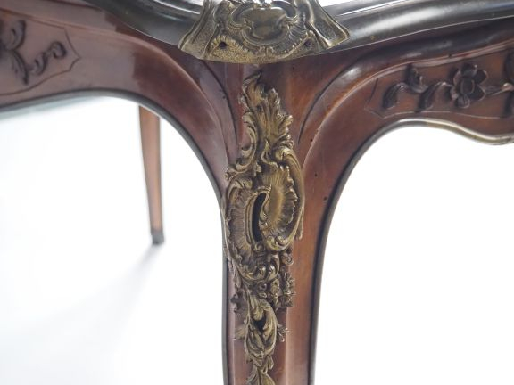 Table de salon Napoléon III en noyer et placage de noyer, belle orneme