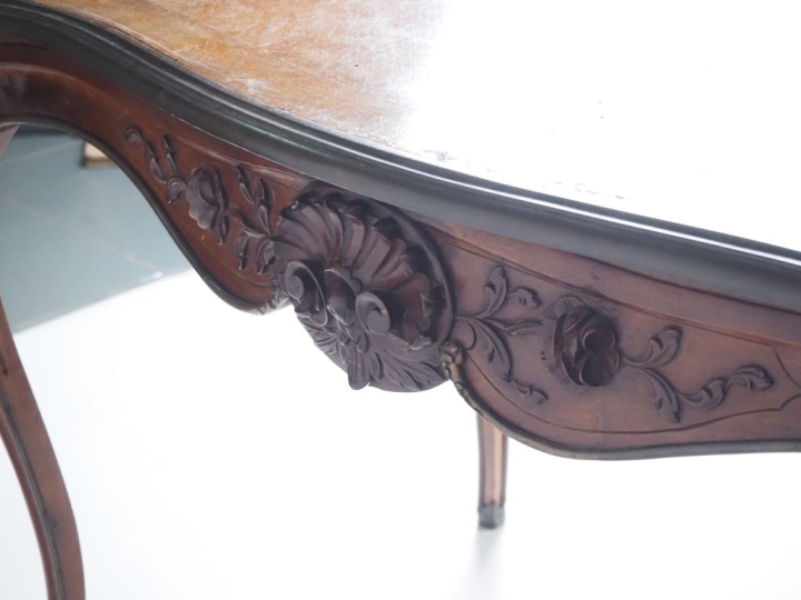 Table de salon Napoléon III en noyer et placage de noyer, belle orneme