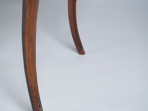 Table de salon Napoléon III en noyer et placage de noyer, belle orneme