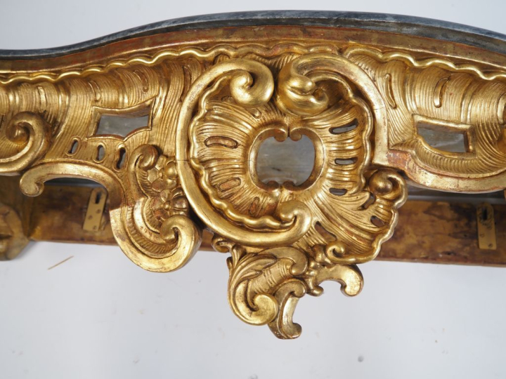 Console Napoléon III de style Louis XV en bois sculpté et doré, à déco